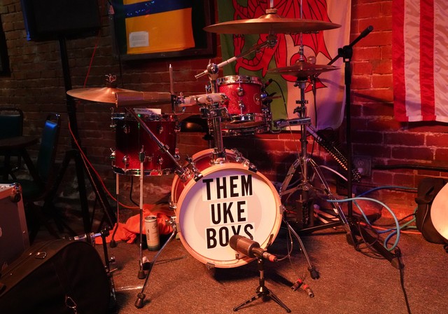 Tiny drum kit for them uke boys