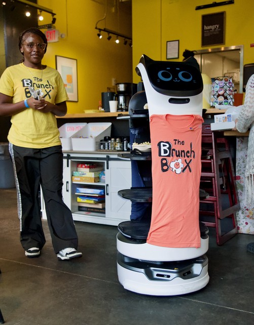 A robot brings us some brekkie at the Brunch Box